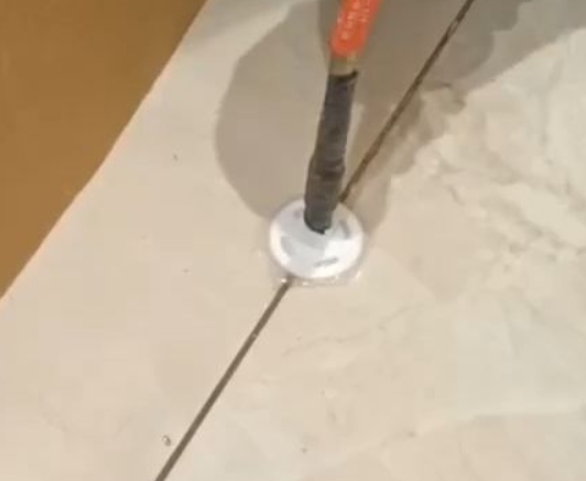 渭南瓷砖空鼓维修公司专业解答瓷砖在铺贴过程中，如果没有涂抹均匀到位的粘结材料（如水泥砂浆或瓷砖胶），可能会导致以下问题